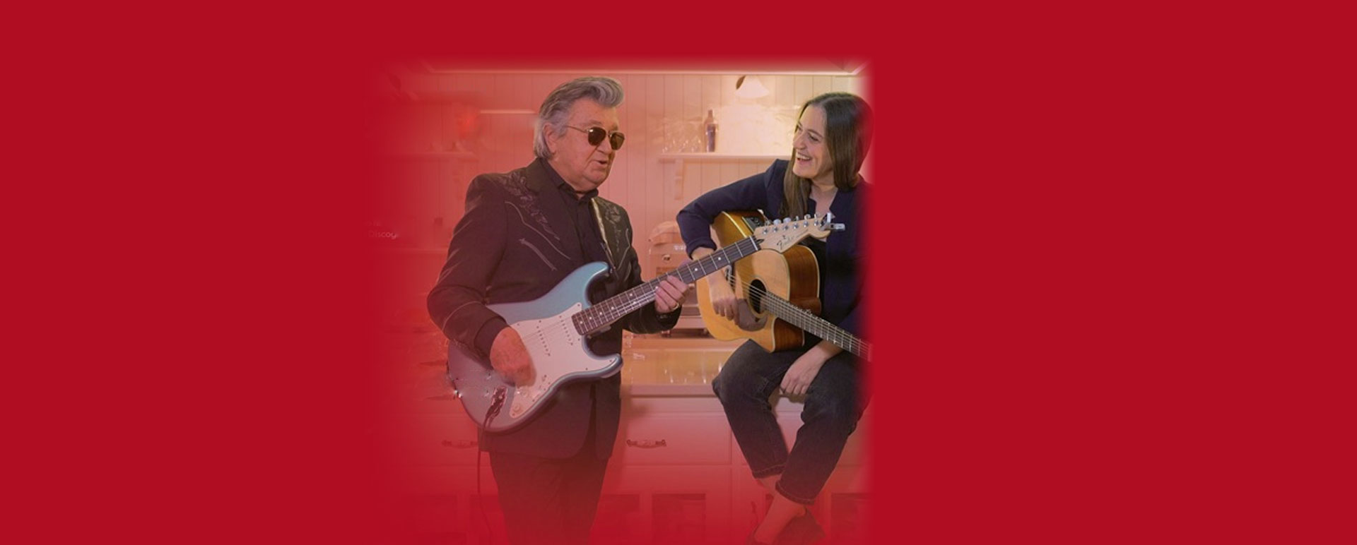 Bobby Solo e Veronica Marchi durante l’esibizione del brano “Il garage sta andando a fuoco”, duetto presentato a Sanremo 2020 con sonorità sperimentali e intensa carica emotiva.