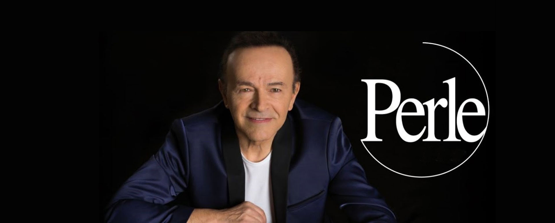Dodi Battaglia in un’immagine promozionale legata all’album “Perle”, che raccoglie canzoni poco conosciute dei Pooh in nuove versioni.
