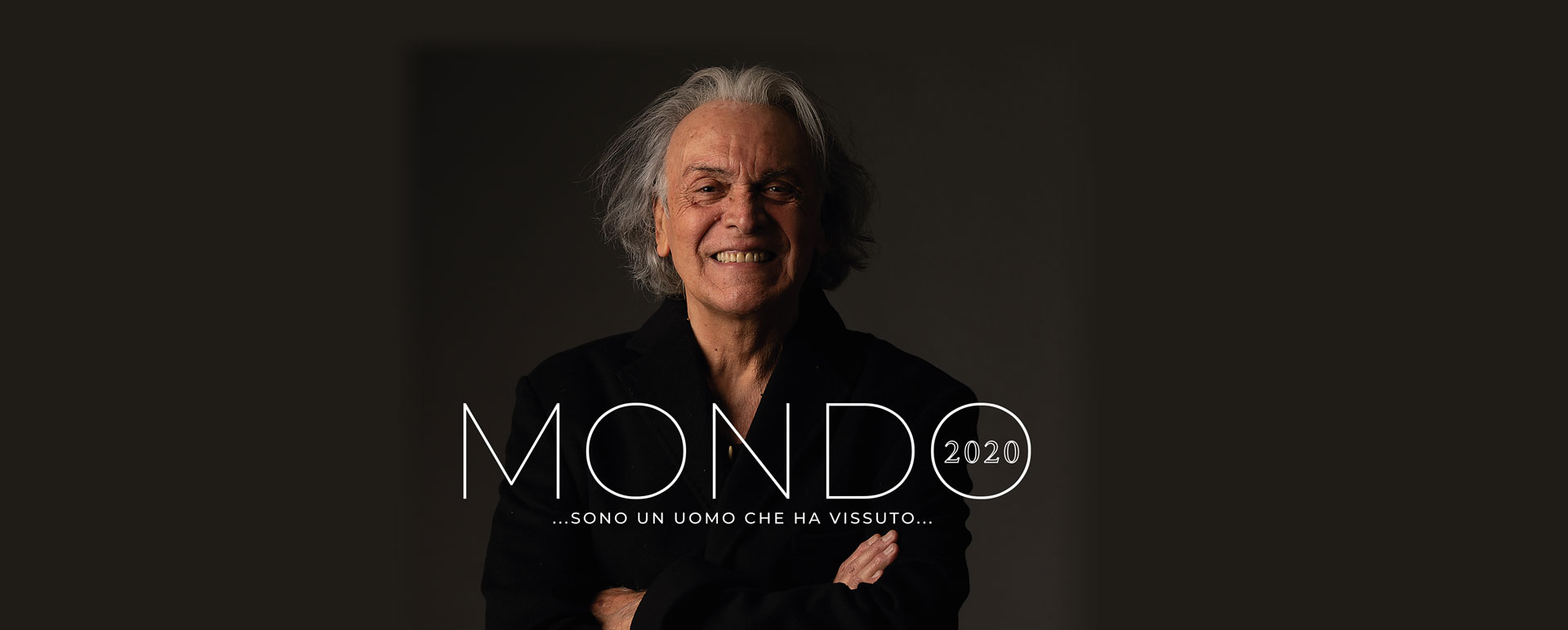 Riccardo Fogli tiene in mano il vinile arancione autografato del singolo Mondo, accanto a Dodi Battaglia – nuova versione del brano storico.